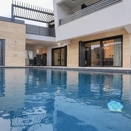Petra With Heated Pool & Sauna Vila *