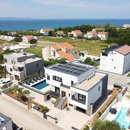 Petra With Heated Pool & Sauna Vila