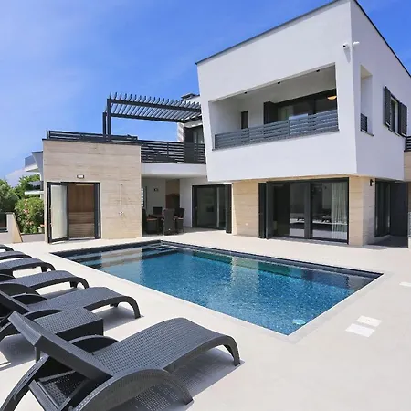 Petra With Heated Pool & Sauna Privlaka (Zadar)