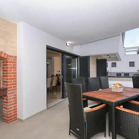 Petra With Heated Pool & Sauna Vila