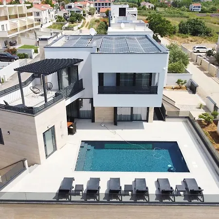 Petra With Heated Pool & Sauna Vila *