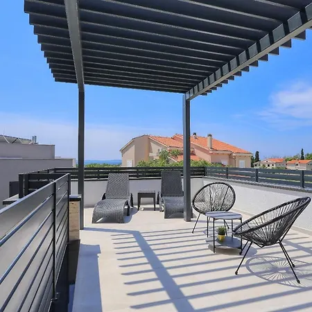 Petra With Heated Pool & Sauna Vila