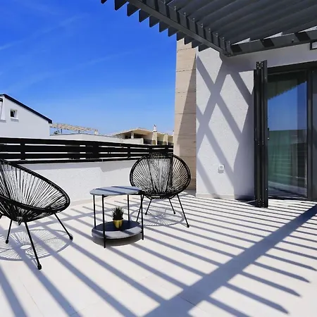Petra With Heated Pool & Sauna Privlaka (Zadar)