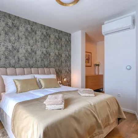 Petra With Heated Pool & Sauna Vila