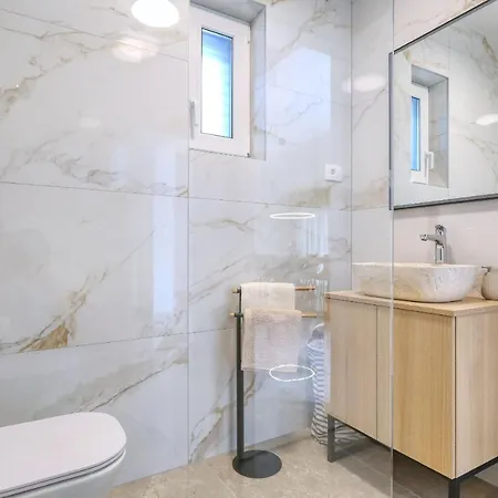 Petra With Heated Pool & Sauna Privlaka (Zadar)