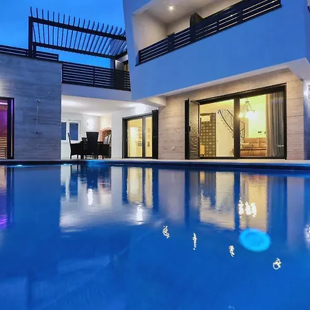 Petra With Heated Pool & Sauna Vila *