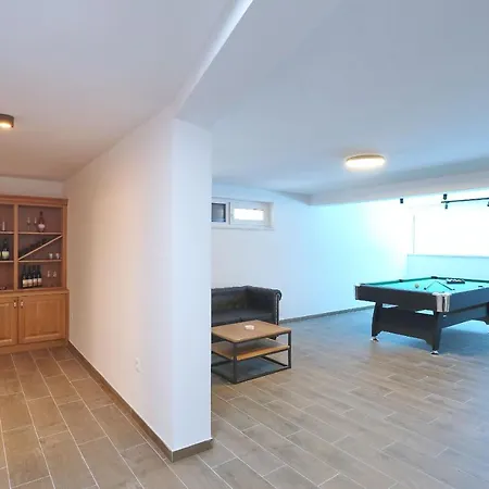 Villa Petra With Heated Pool & Sauna