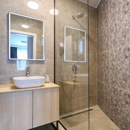 Villa Petra With Heated Pool & Sauna