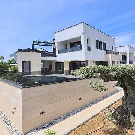 Petra With Heated Pool & Sauna Villa