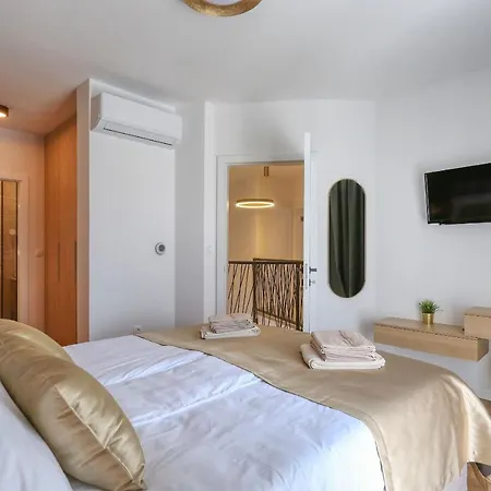 Petra With Heated Pool & Sauna Villa