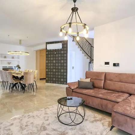 Petra With Heated Pool & Sauna Villa *